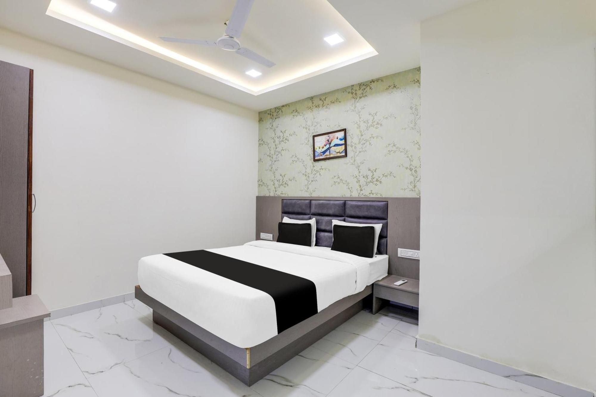 Hotel O Neek Palace Ahmedabad Bagian luar foto