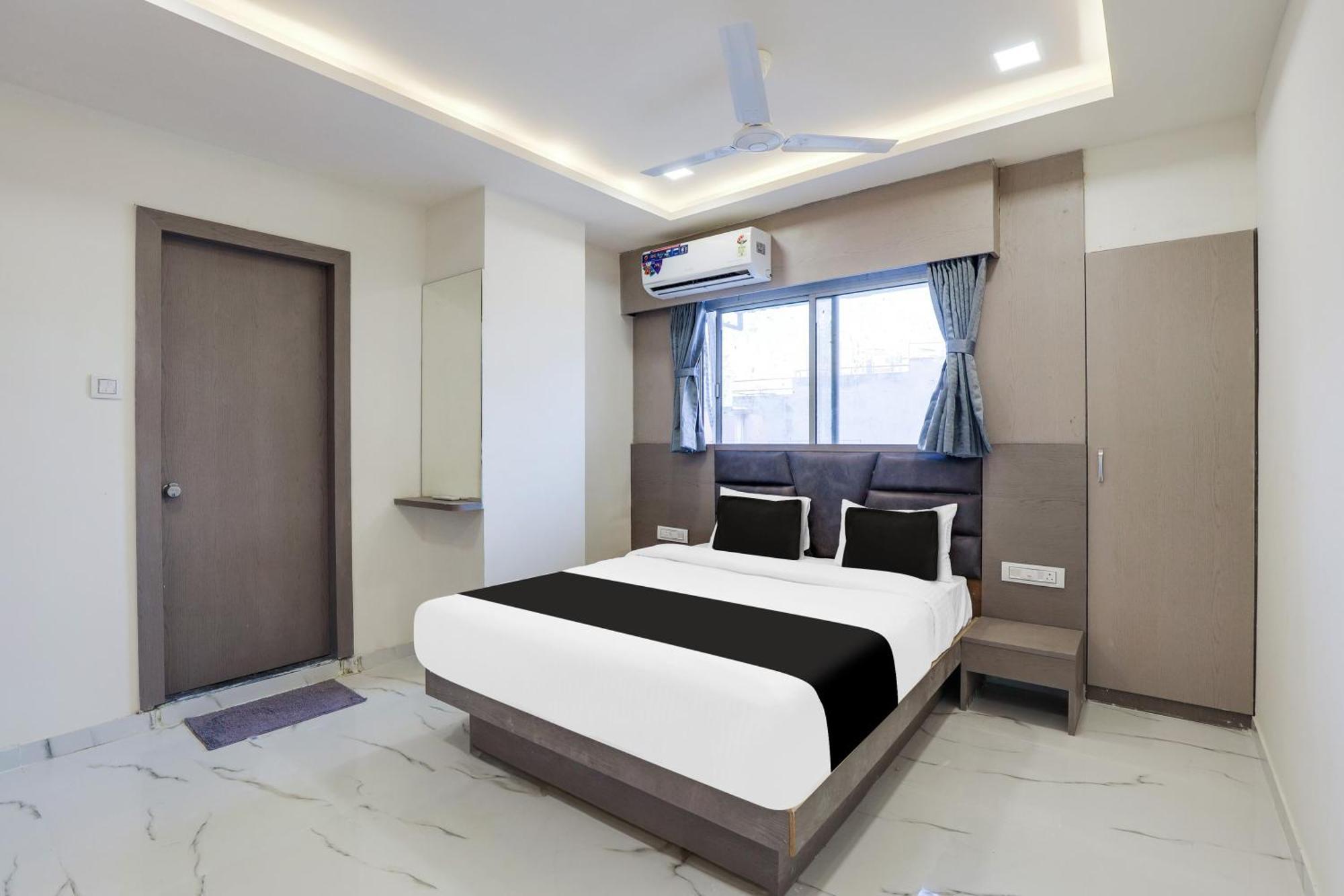 Hotel O Neek Palace Ahmedabad Bagian luar foto