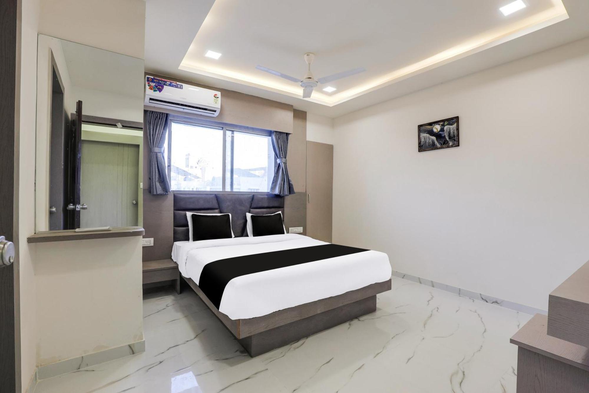Hotel O Neek Palace Ahmedabad Bagian luar foto