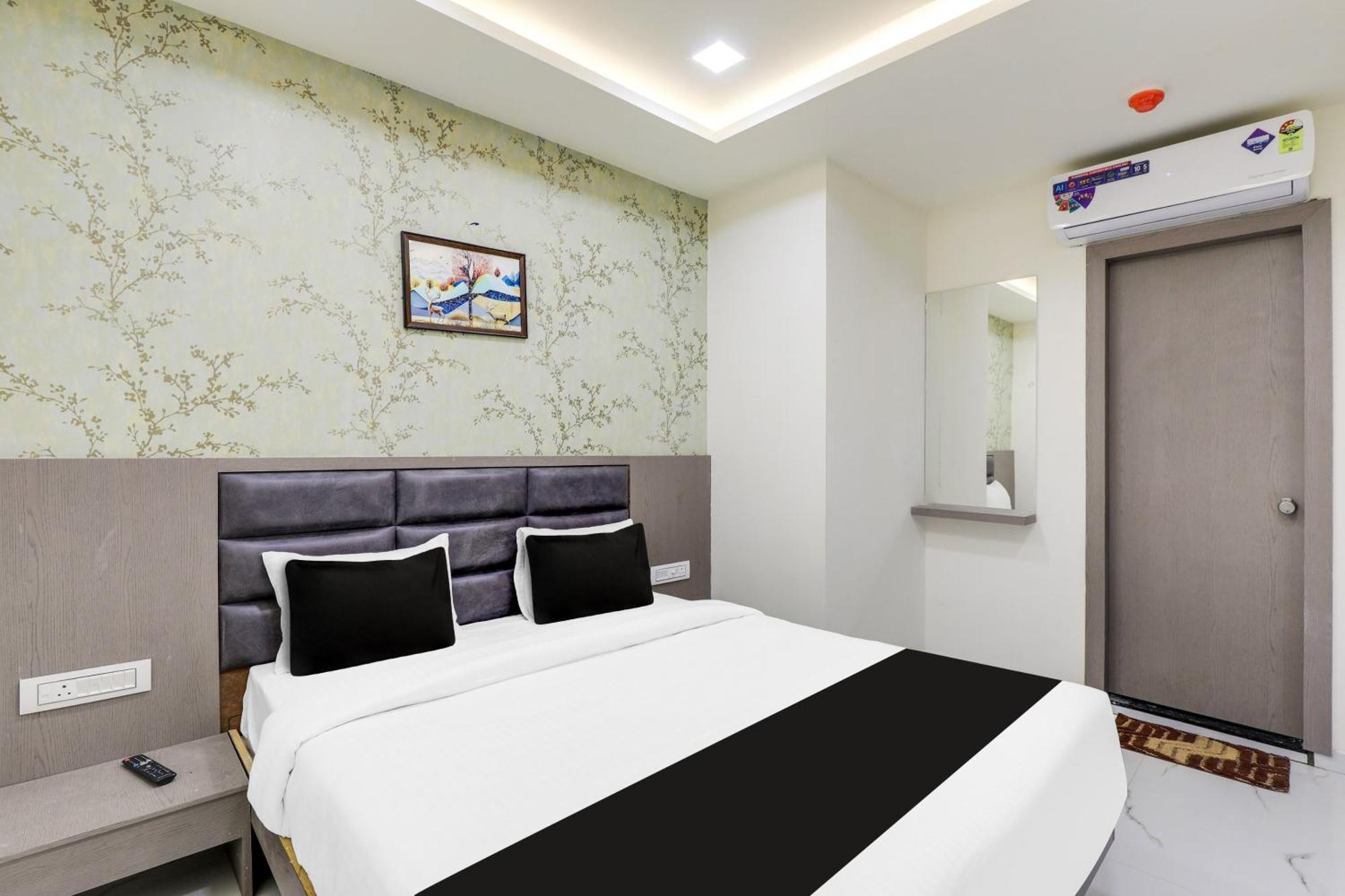 Hotel O Neek Palace Ahmedabad Bagian luar foto