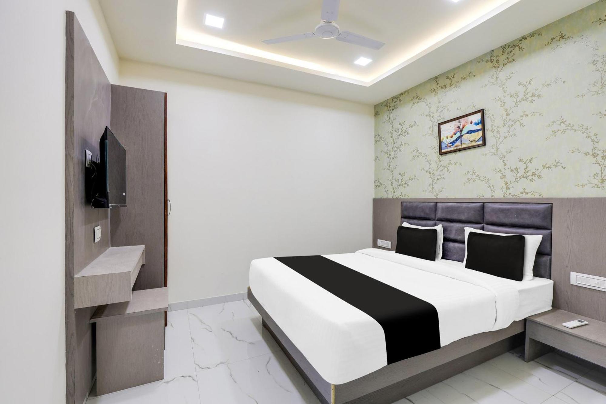Hotel O Neek Palace Ahmedabad Bagian luar foto