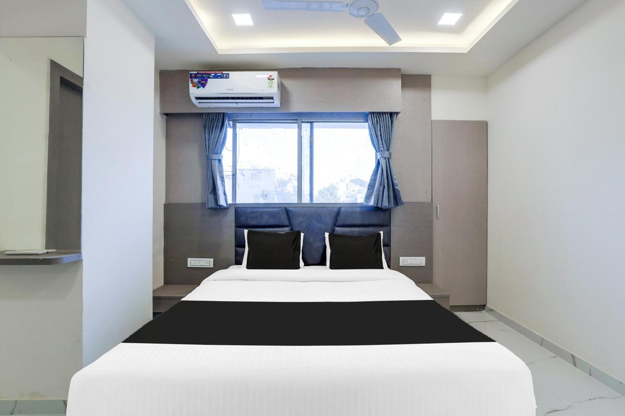 Hotel O Neek Palace Ahmedabad Bagian luar foto