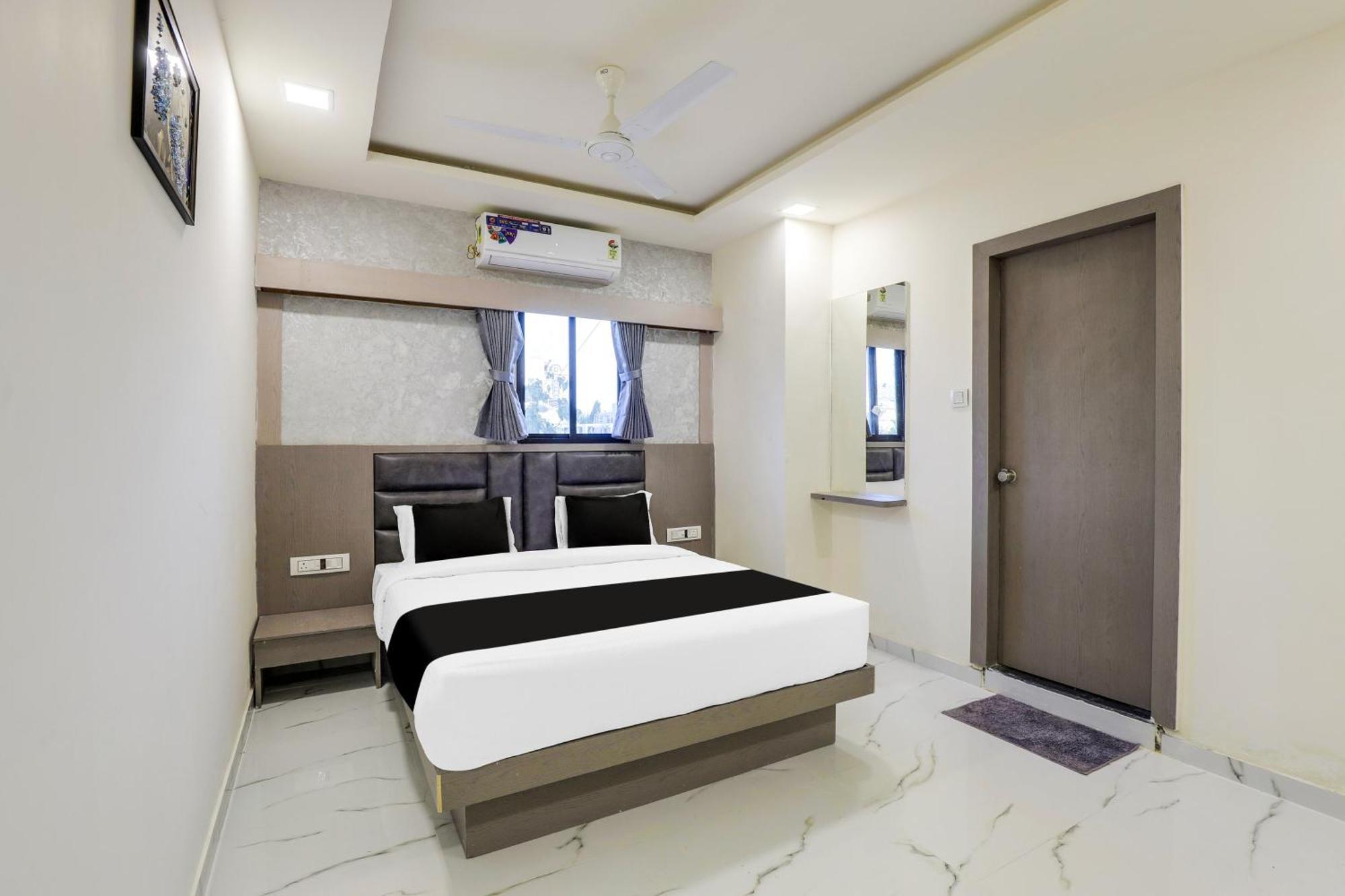 Hotel O Neek Palace Ahmedabad Bagian luar foto
