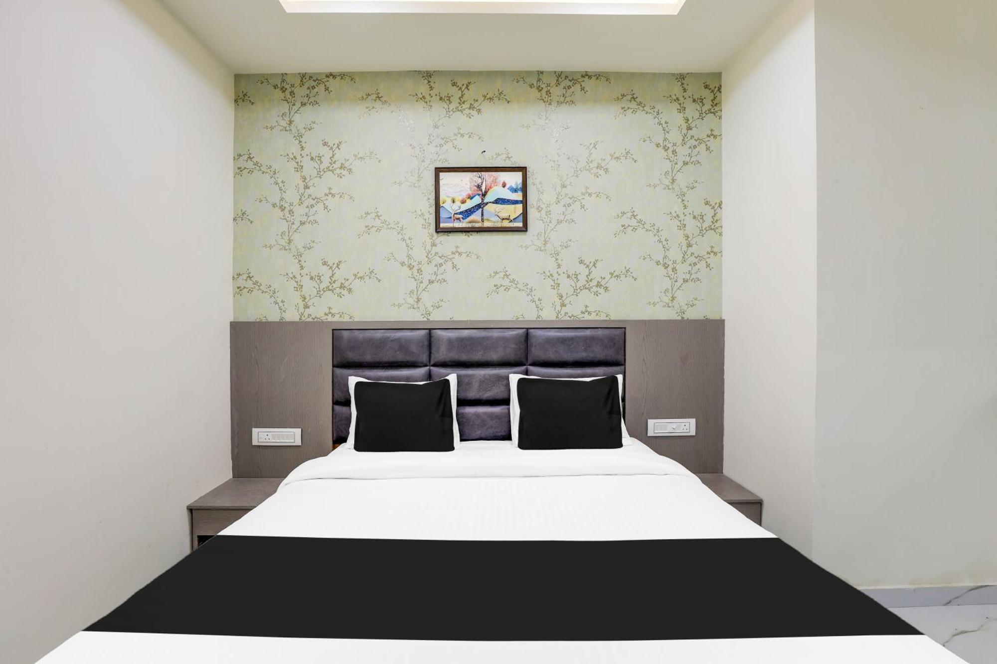 Hotel O Neek Palace Ahmedabad Bagian luar foto