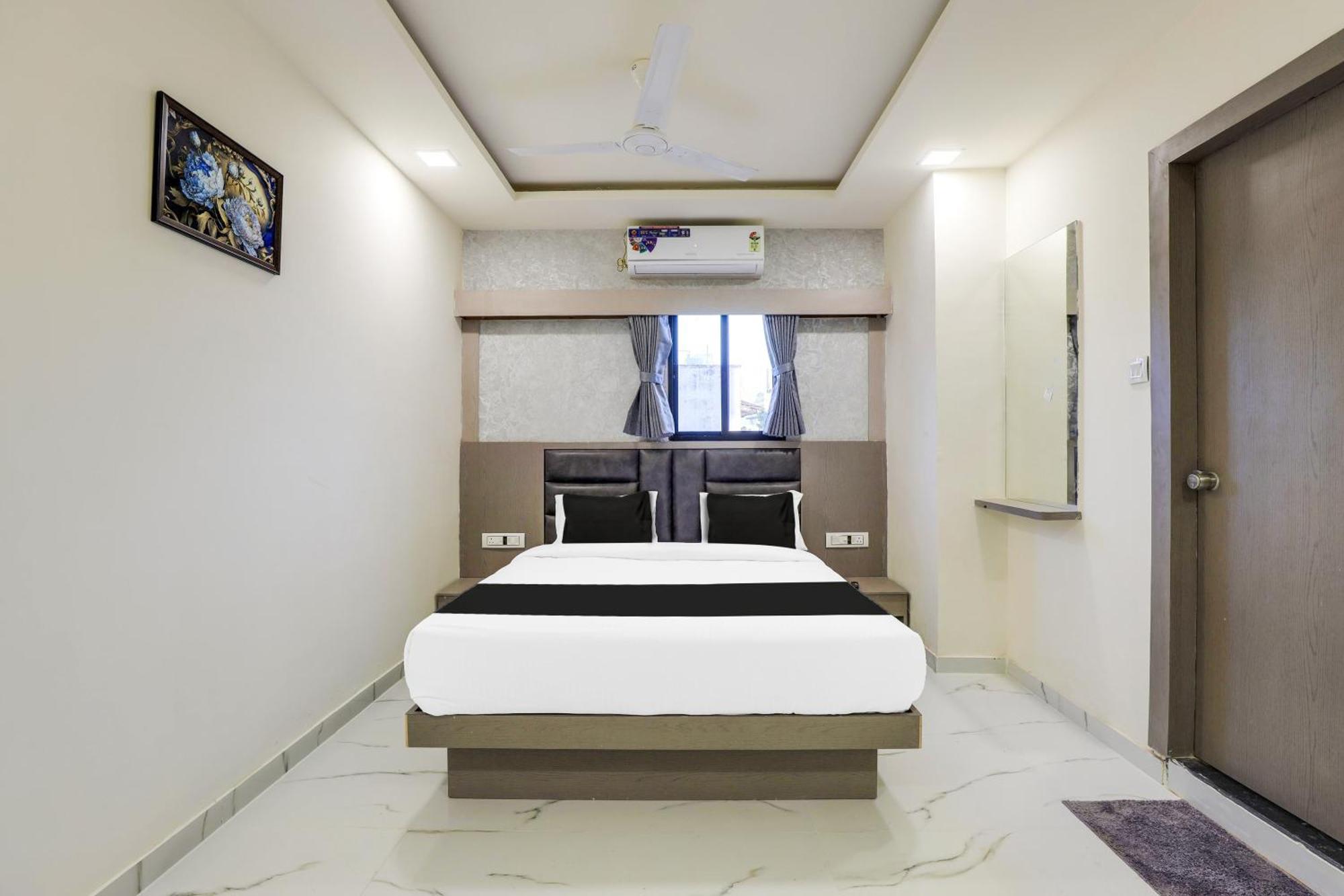 Hotel O Neek Palace Ahmedabad Bagian luar foto